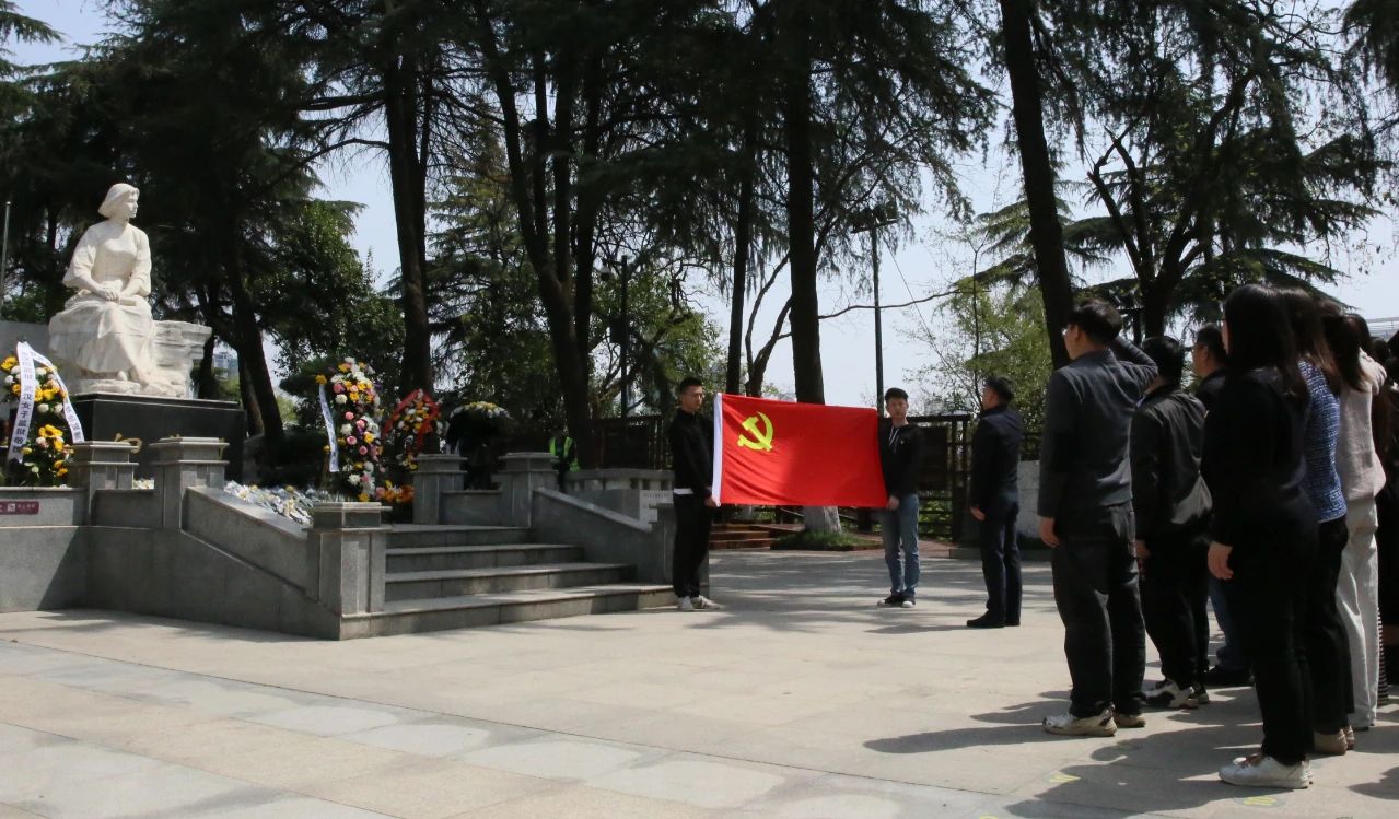 緬懷革命先烈 賡續(xù)紅色精神丨人福醫(yī)藥集團黨委組織開展清明祭掃主題活動